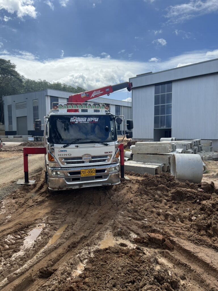 รถเฮี๊ยบระยอง ณัฐพลเครน บริการยกของ ขนย้ายปลอดภัย โทร 095-298-8916