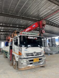 รถเฮี๊ยบชลบุรี บริการยกของ ขนย้ายเครื่องจักร – ณัฐพลเครน โทร 095-298-8916