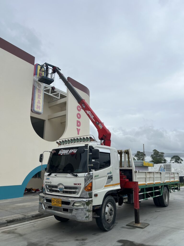 บริการติดตั้งงานบนที่สูงด้วยกระเช้าเฮี๊ยบ เหมาะสำหรับ ติดตั้งป้ายโฆษณา ซ่อมไฟฟ้า ติดตั้งกันสาด ล้าง/ซ่อมกระจกอาคาร ตัดแต่งต้นไม้สูง